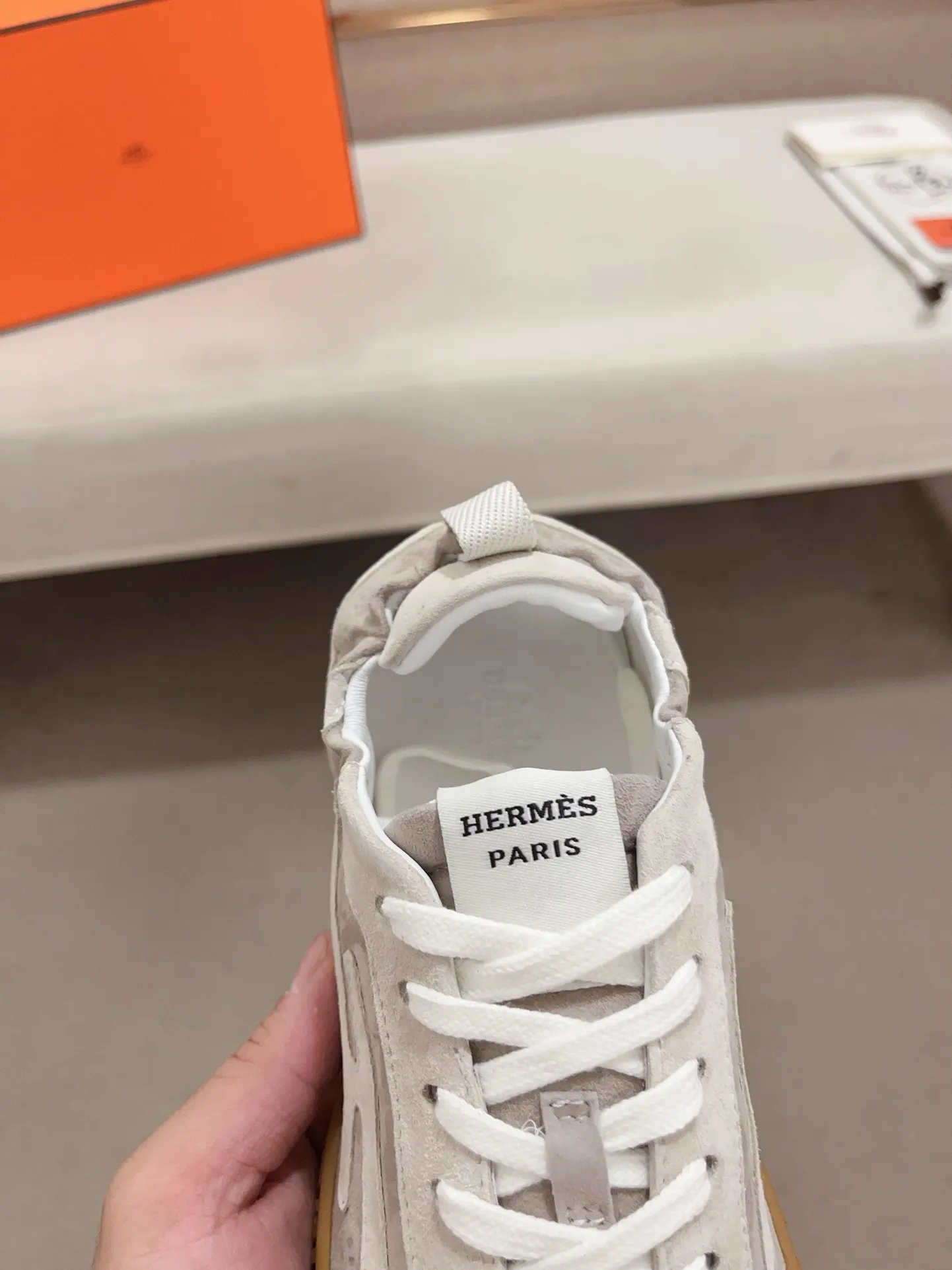 Men's men's shoes 💰: 720💰 Hermes top version # Couple style 💏 24ss casual sneakers Suede goatskin sneakers decorated with contrasting patterns and iconic "H" details, beautifully packaged at the delivery counter 🛍📦 Fabric: suede + cowhide Lining: mixed sheep lining Outsole: original TPU Bottom thickness: 2CM Size: 35-44